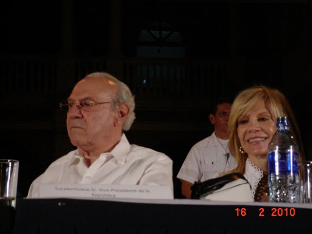 vicepresidente jaime morales carazo juno a su esposa en la inauguracion oficial del vi festival de poesia de granada